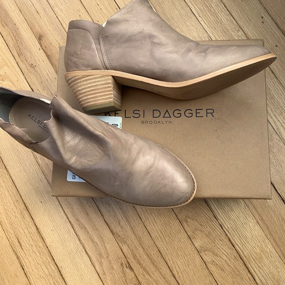 Kelsi Dagger Brooklyn leather boots  beige clove color size 11 new in box - Picture 2 of 4